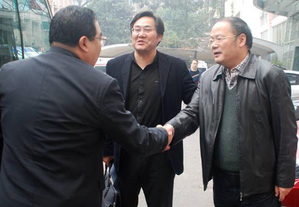 院长刘建辉(右)欢迎专家莅临医院指导